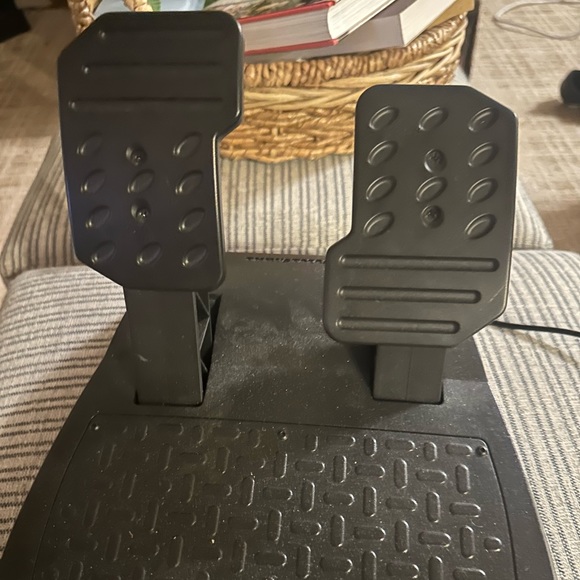 Thrustmaster ferrari steering wheel for xbox (with pedals) - Picture 4 of 6